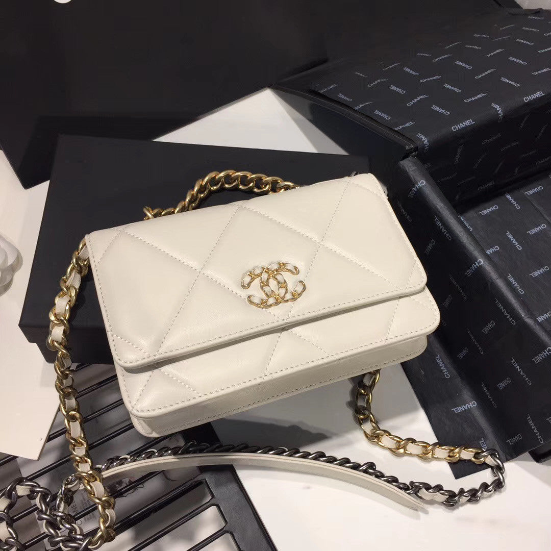 CHANEL 19 Wallet on Chain White