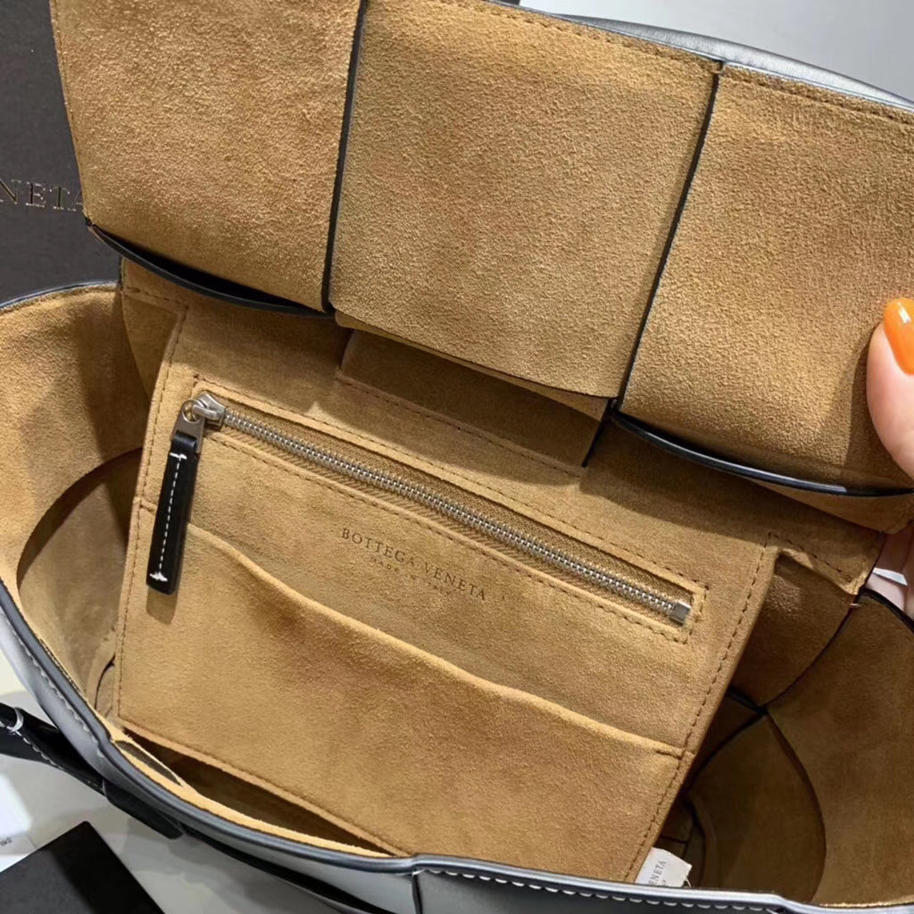 Bottega Veneta ARCO 33 BAG IN FRENCH CALFSKIN Black