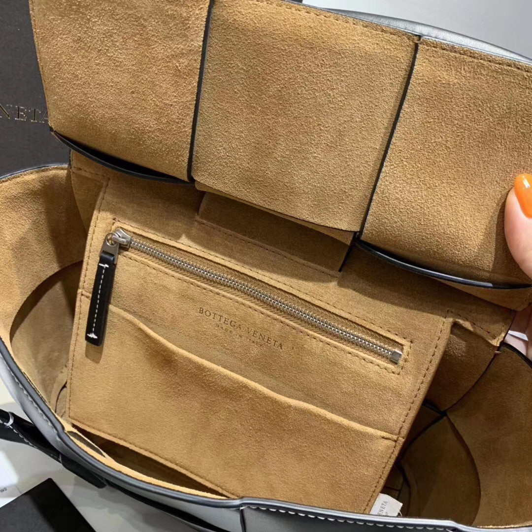 Bottega Veneta ARCO 33 BAG IN FRENCH CALFSKIN Black