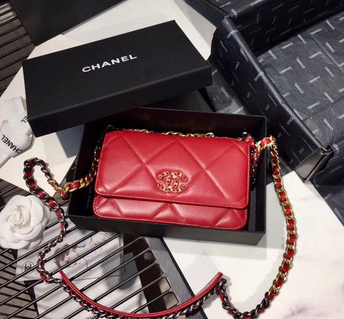CHANEL 19 Wallet on Chain Red