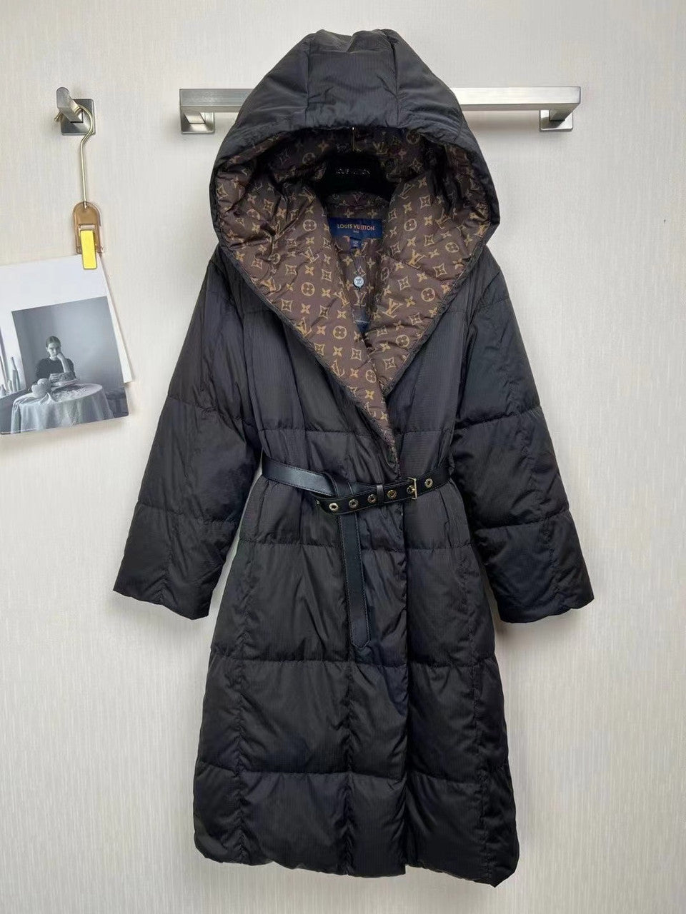Louis Vuitton 1AA8X7 LONG PILLOW PUFFER WRAP COAT
