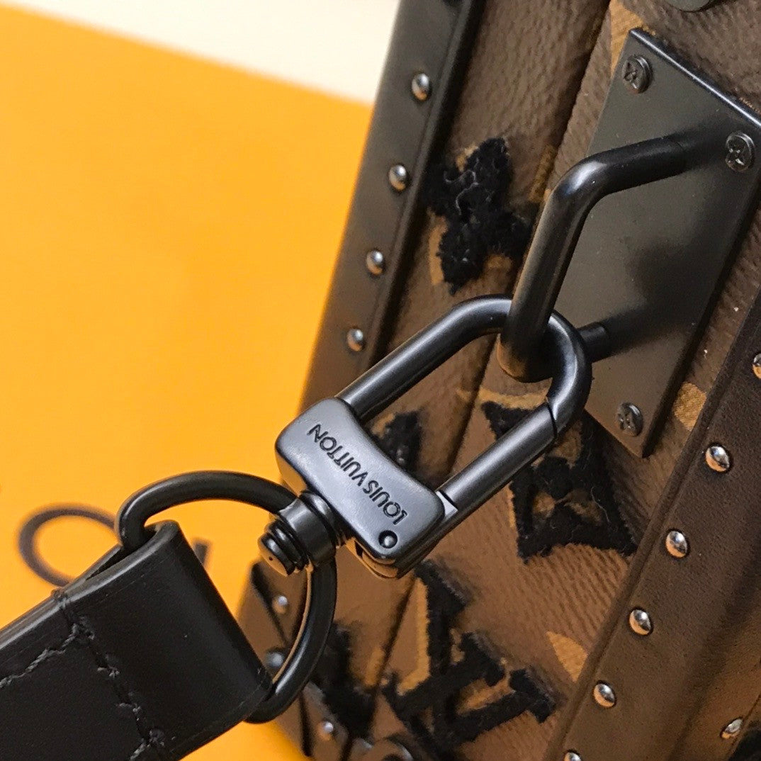 Louis Vuitton M20233  CLUTCH BOX