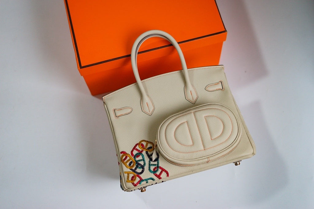 [Exclusive] Hermes Birkin Banane In-The-Loop 30 cm Embroidered Limited Edition Bag Togo Leather Gold Hardware