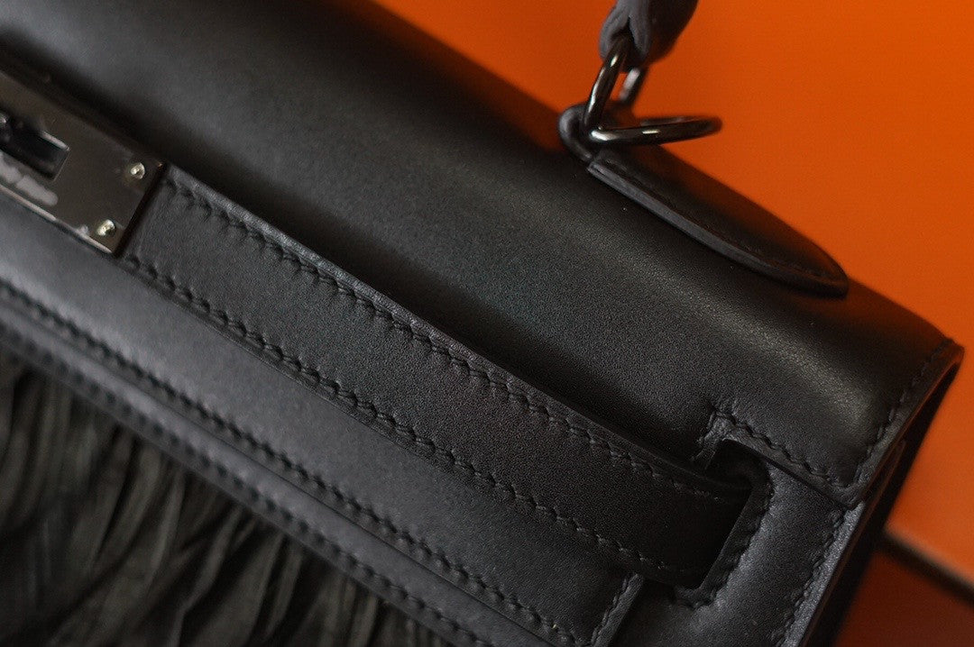Hermes  FEATHER KELLY 32 Black feather & Swift  with Palladium Hardware