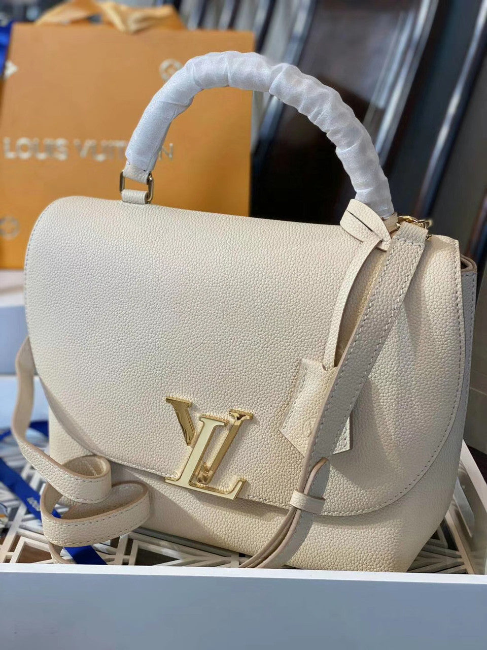 Louis Vuitton M55060 BOLSO VOLTA Moccacino