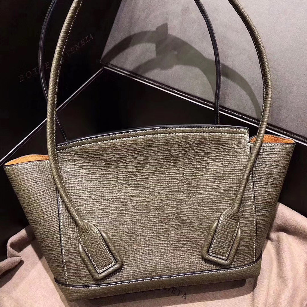 Bottega Veneta ARCO 33  in Green grainy calfskin