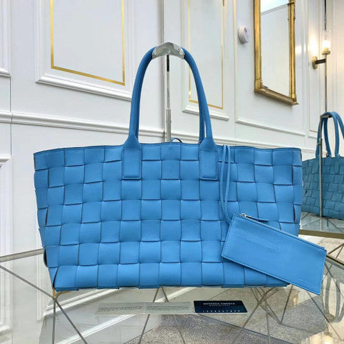 Bottega Veneta MEDIUM TOTE IN MAXI INTRECCIO Blue