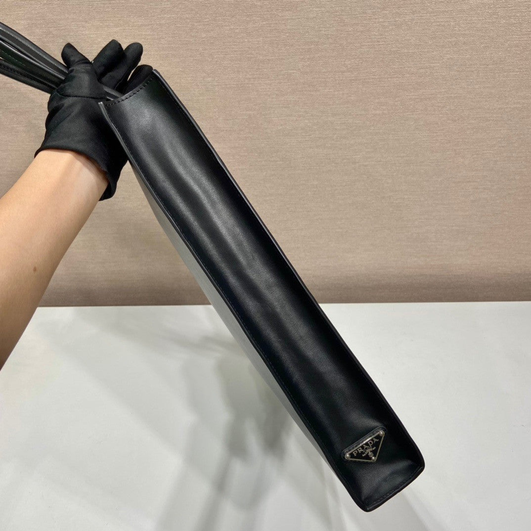 Prada Leather tote Black