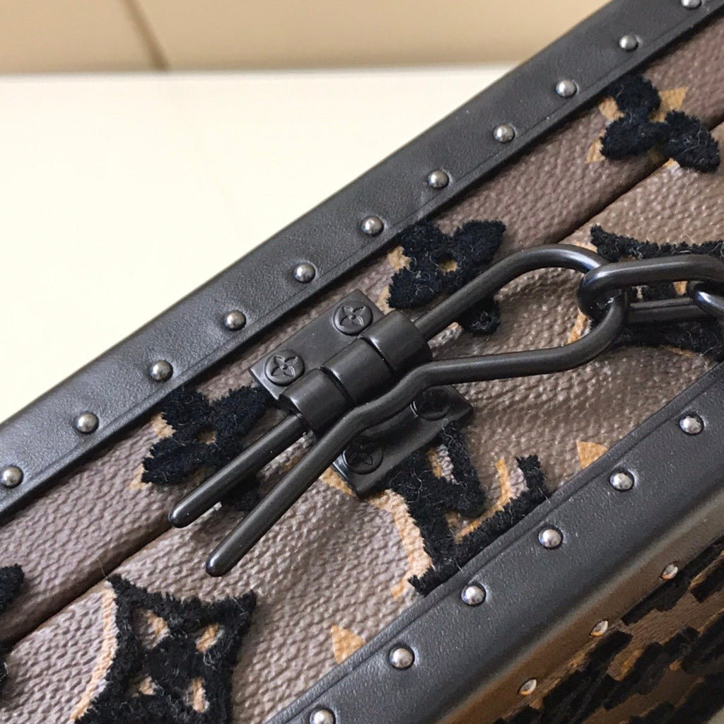 Louis Vuitton M20233  CLUTCH BOX