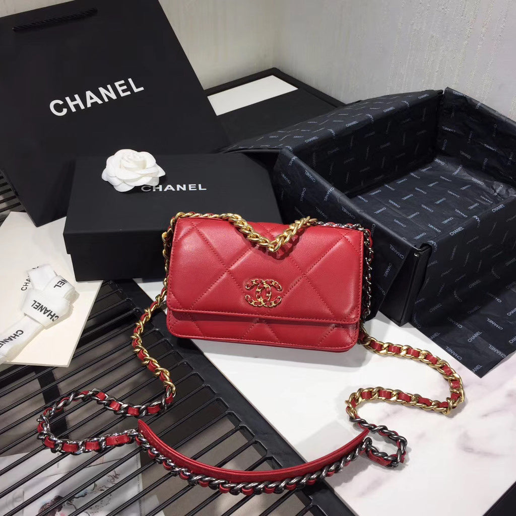 CHANEL 19 Wallet on Chain Red