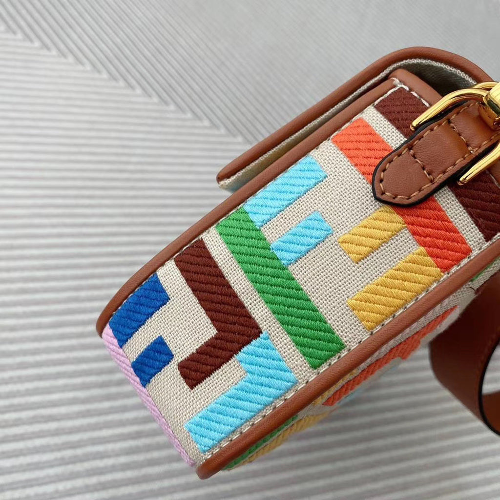 Fendi  BAGUETTE Beige canvas bag