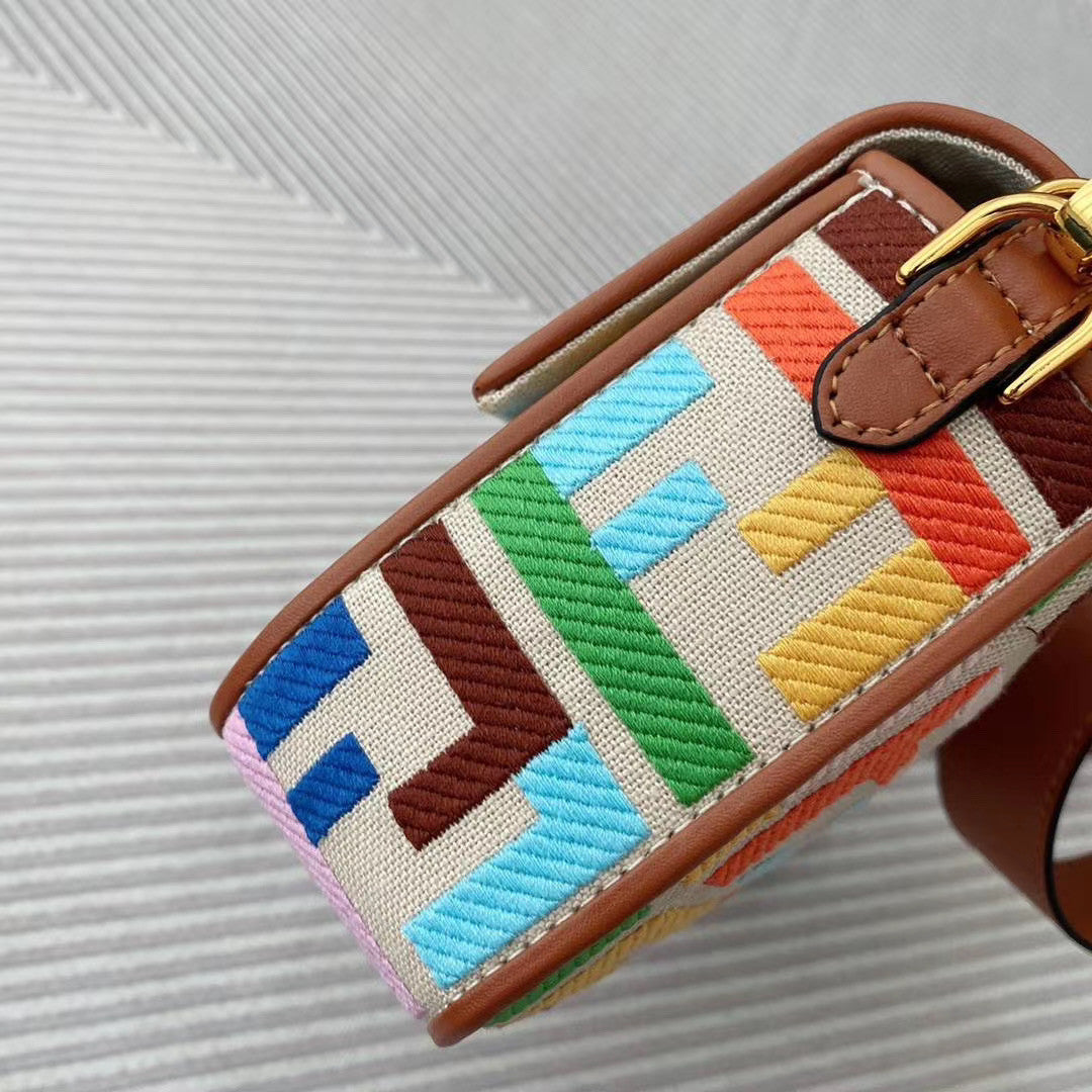 Fendi  BAGUETTE Beige canvas bag