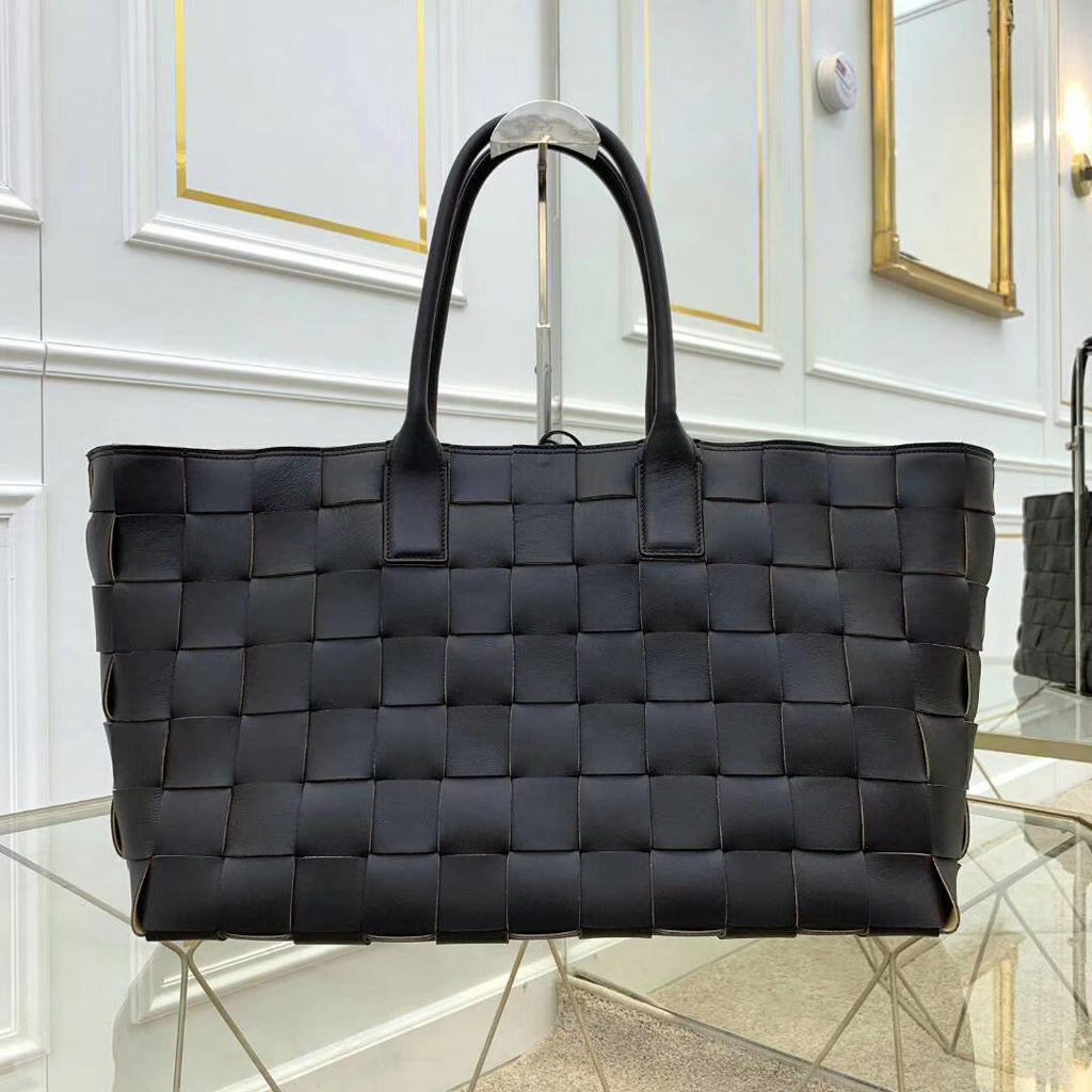 Bottega Veneta MEDIUM TOTE IN MAXI INTRECCIO Black