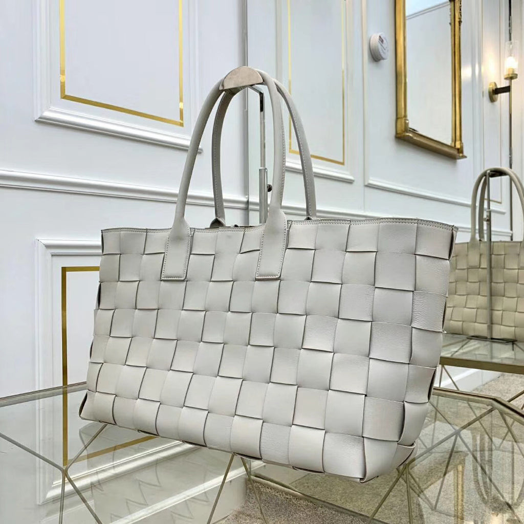 Bottega Veneta MEDIUM TOTE IN MAXI INTRECCIO White