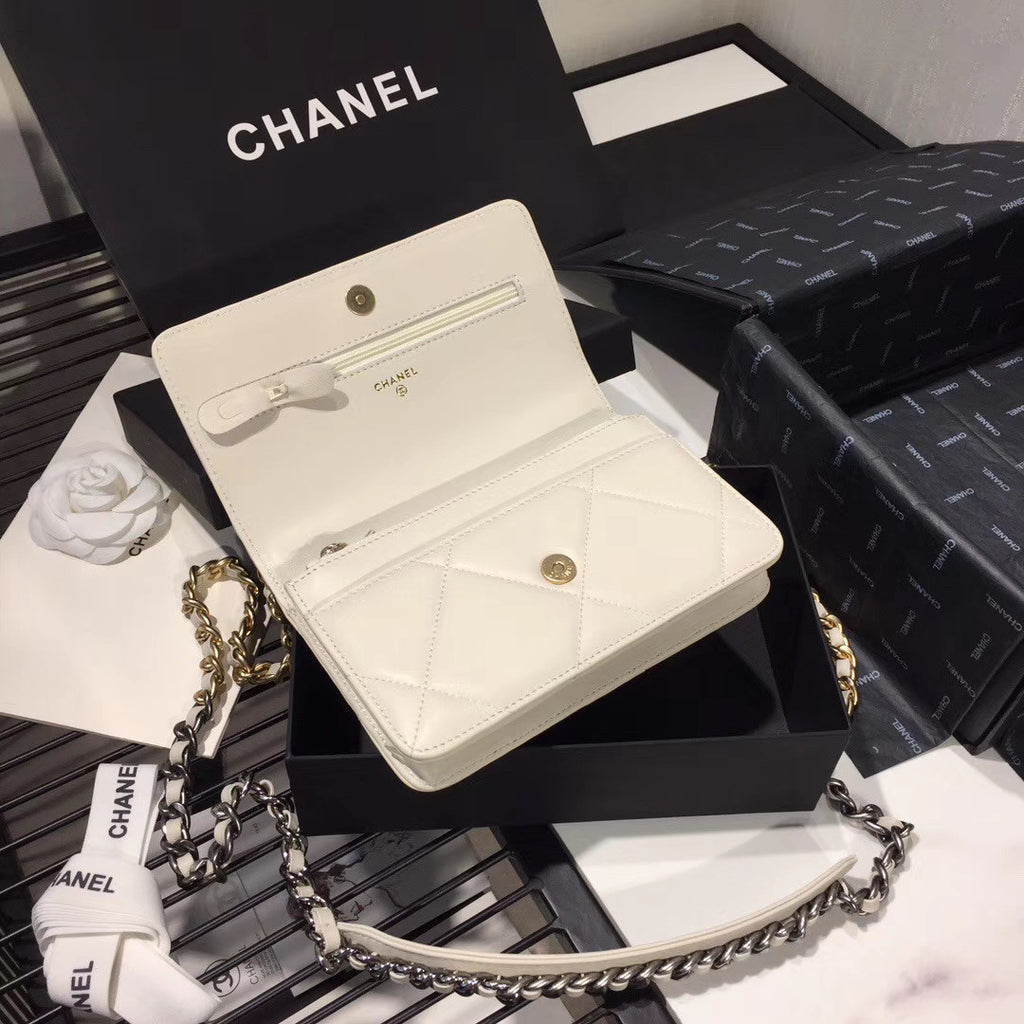 CHANEL 19 Wallet on Chain White
