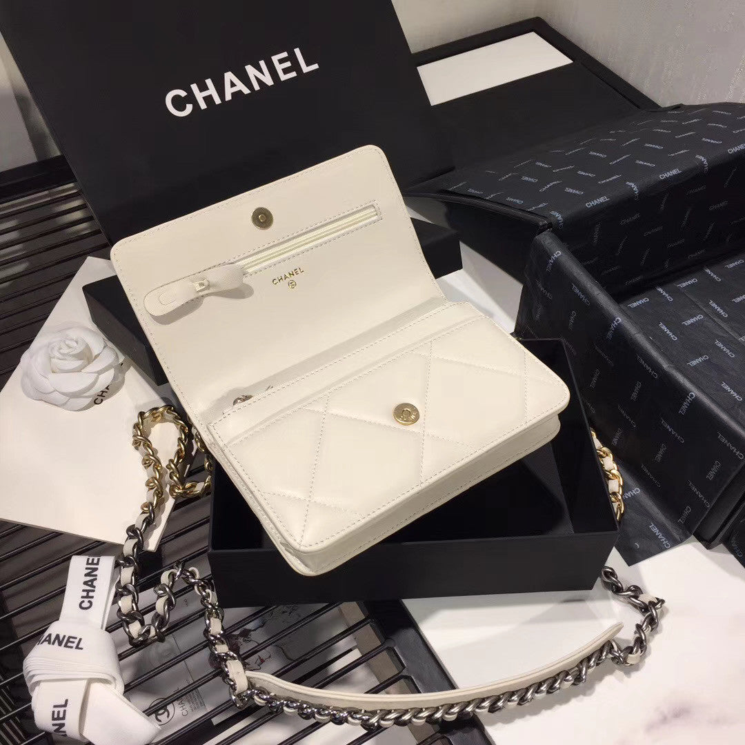 CHANEL 19 Wallet on Chain White