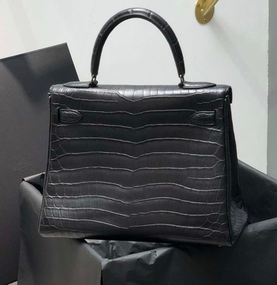 Hermes SAC KELLY SO BLACK RETOURNÉ 35 EN ALLIGATOR NOIR, GARNITURE EN MÉTAL PLAQUÉ NOIR, ÉDITION LIMITÉE