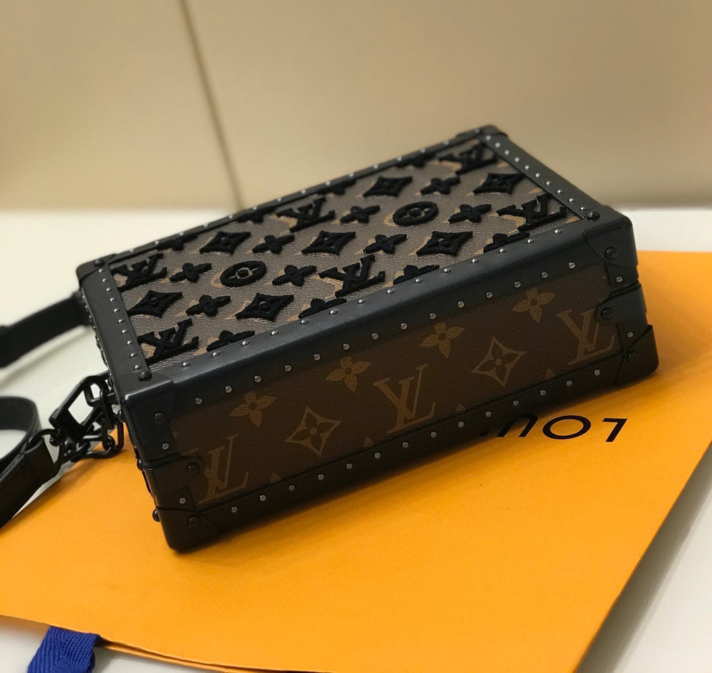 Louis Vuitton M20233  CLUTCH BOX