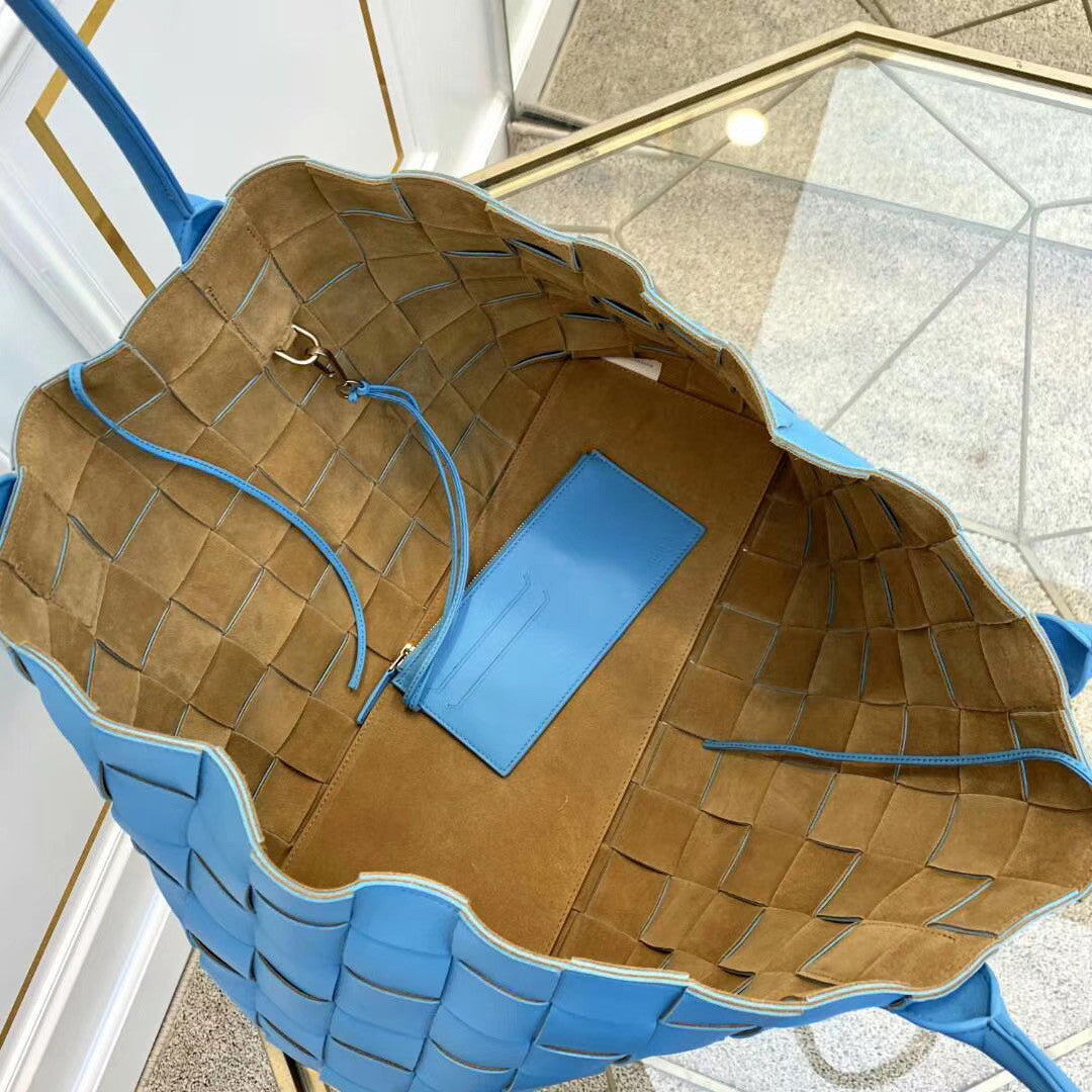 Bottega Veneta MEDIUM TOTE IN MAXI INTRECCIO Blue