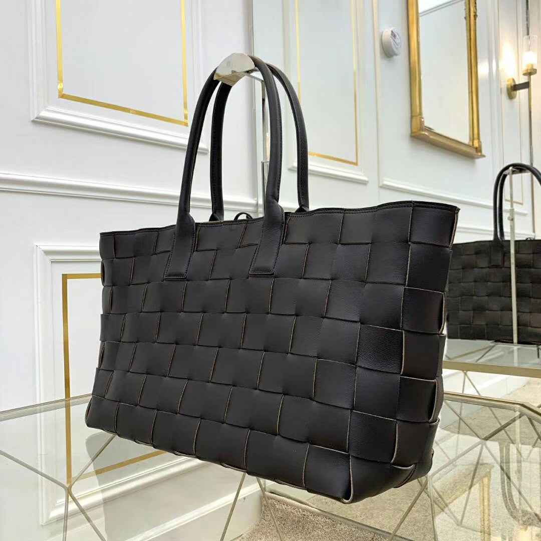 Bottega Veneta MEDIUM TOTE IN MAXI INTRECCIO Black