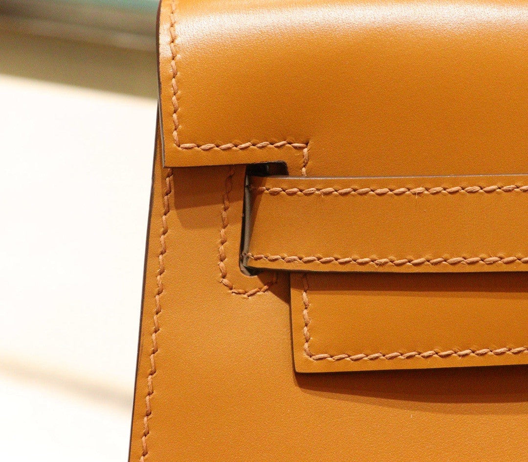 Hermès Gold Kelly 28 Box Leather Gold Hardware