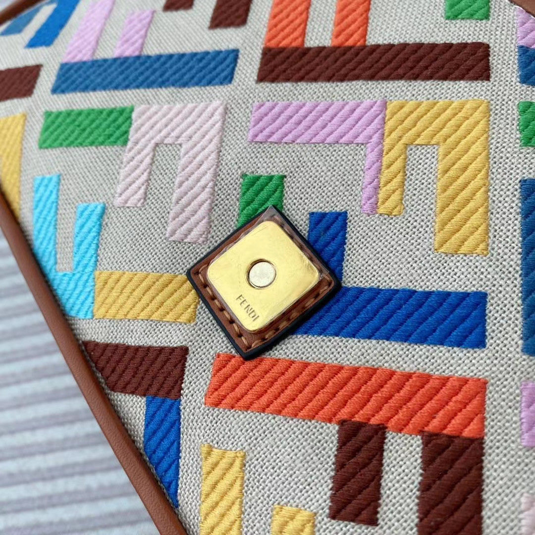 Fendi  BAGUETTE Beige canvas bag