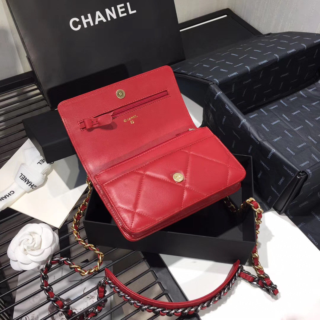 CHANEL 19 Wallet on Chain Red