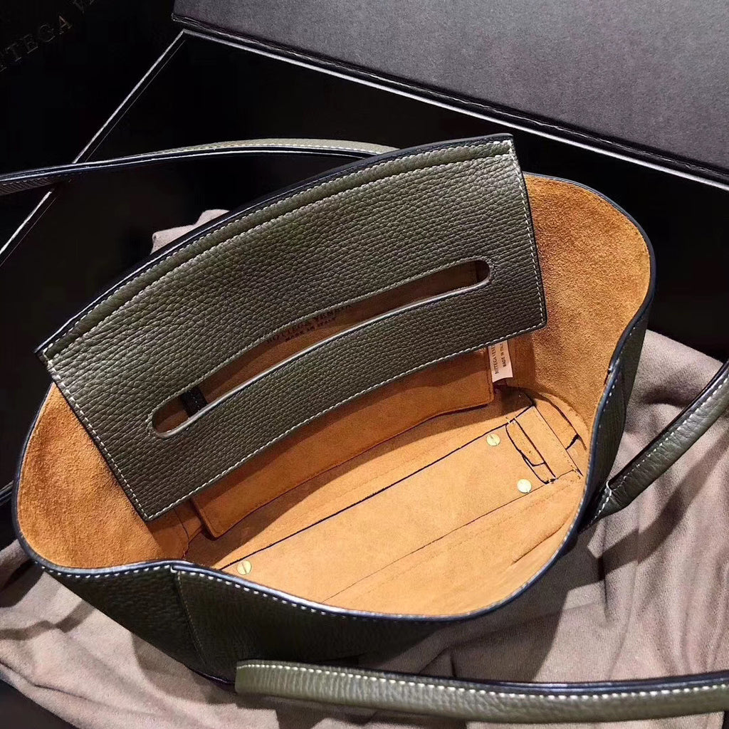 Bottega Veneta ARCO 33  in Green grainy calfskin