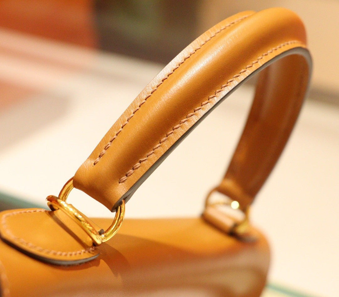 Hermès Gold Kelly 28 Box Leather Gold Hardware