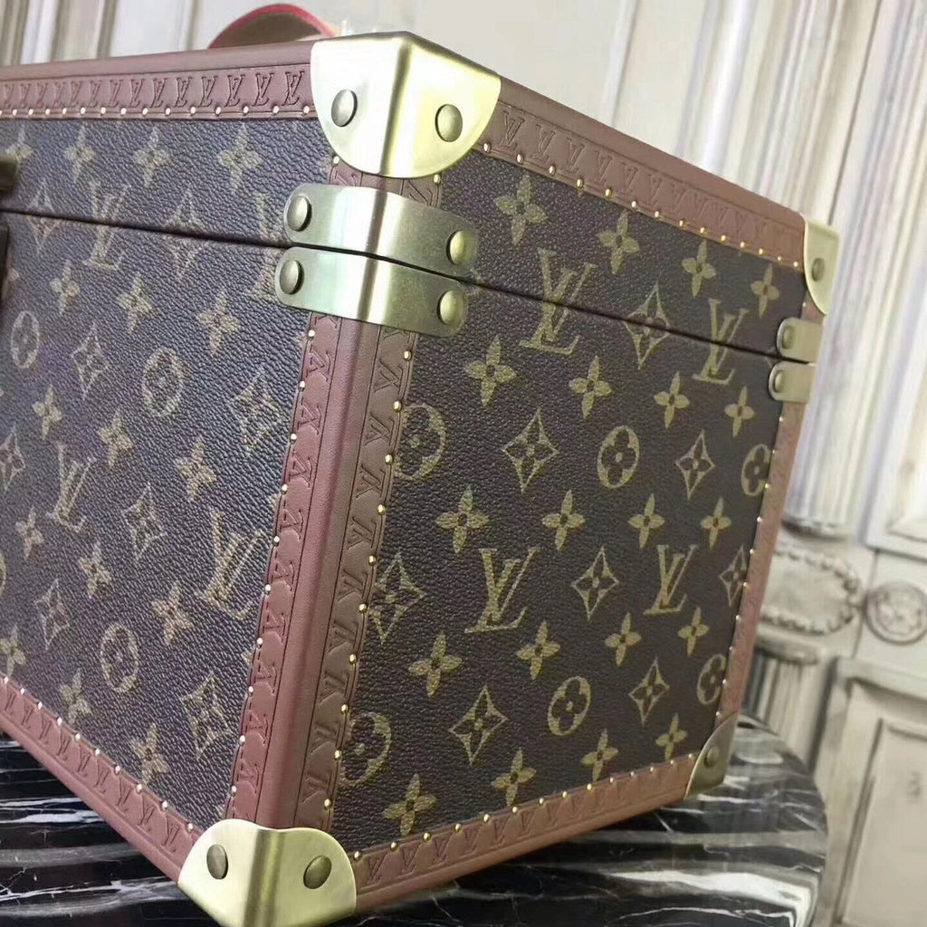 Louis Vuitton CASE WITH MIRROR M21822