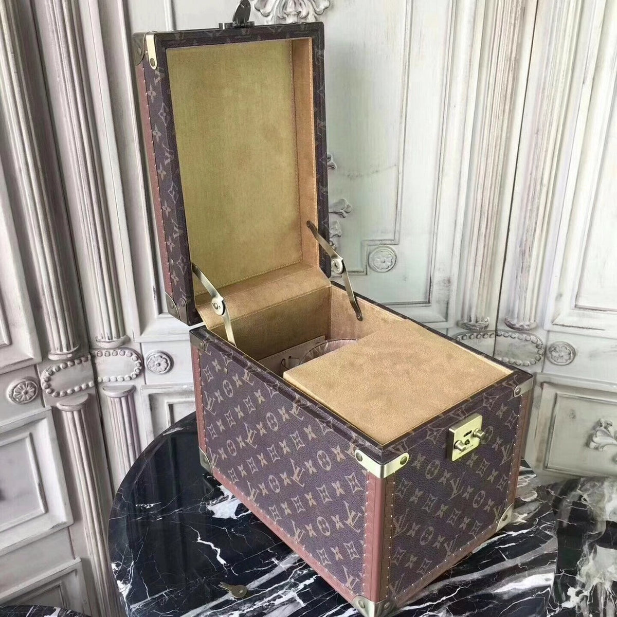 Louis Vuitton BEAUTY CASE M21828
