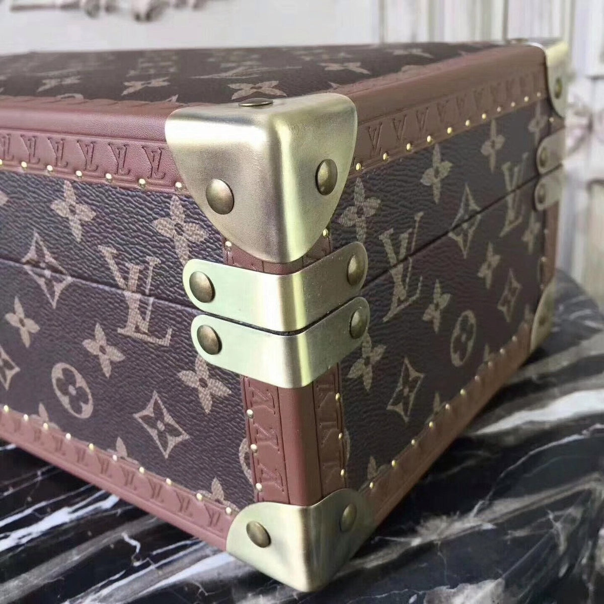 Louis Vuitton 8 WATCH CASE M47641