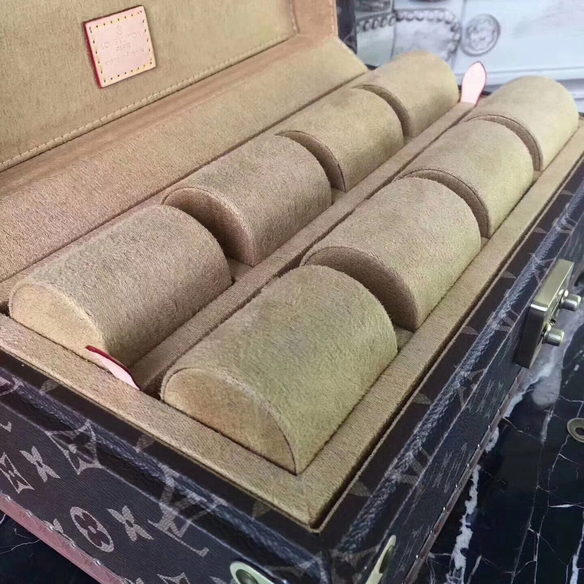 Louis Vuitton 8 WATCH CASE M47641