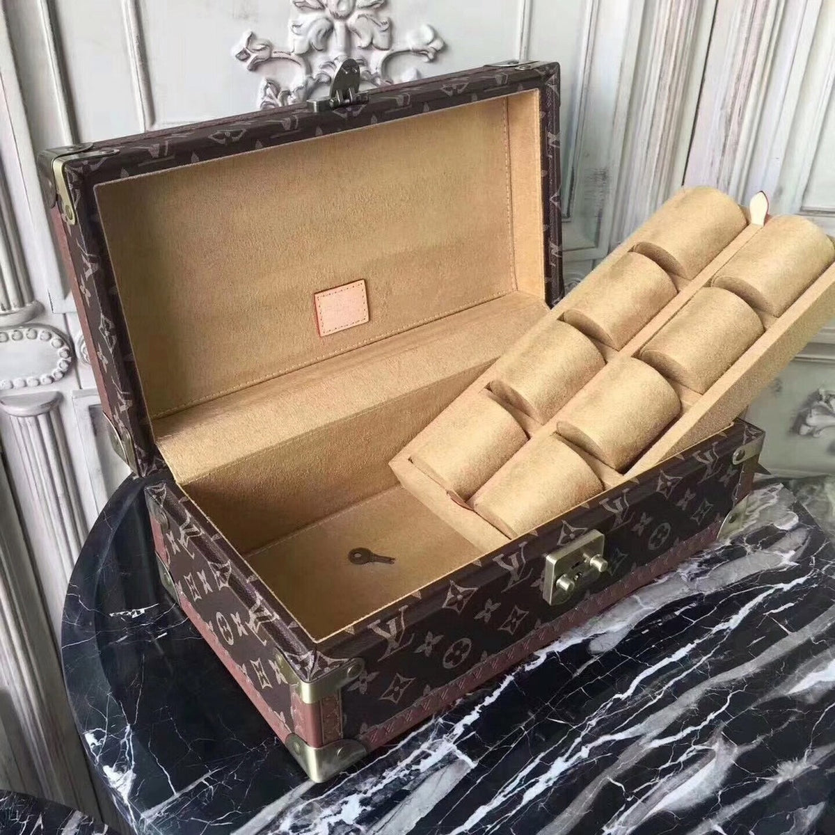 Louis Vuitton 8 WATCH CASE M47641