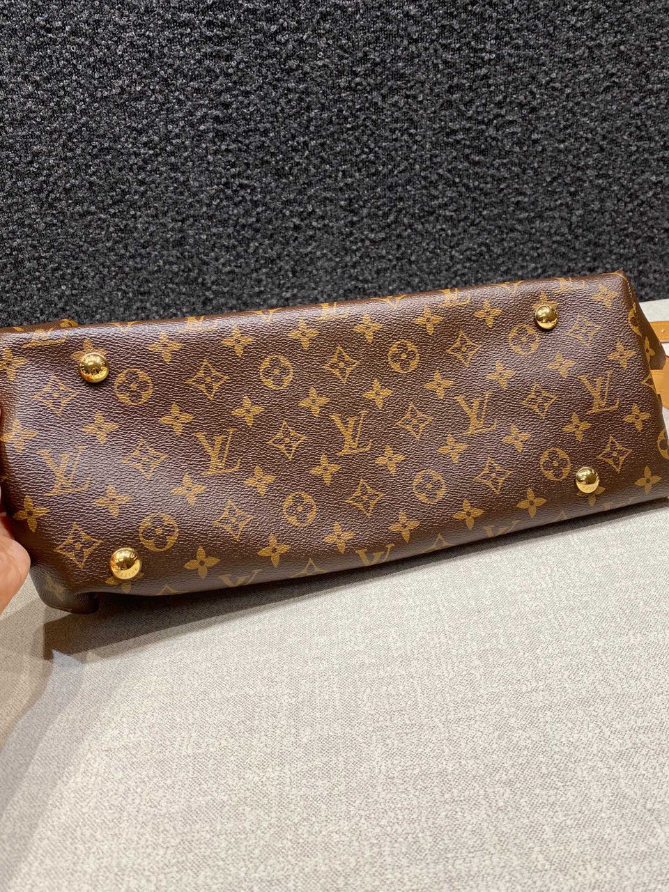 LOUIS VUITTON  M46197 CarryAll MM Bag
