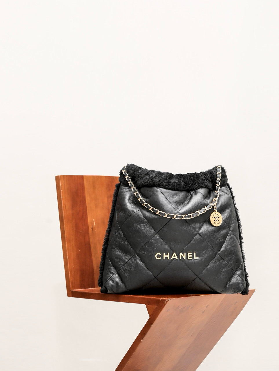 CHANEL 22 SMALL HANDBAG Shiny Aged Lambskin Shearling Black