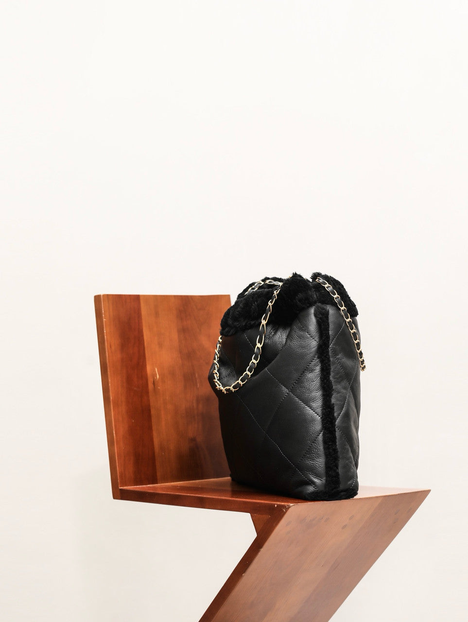 CHANEL 22 SMALL HANDBAG Shiny Aged Lambskin Shearling Black