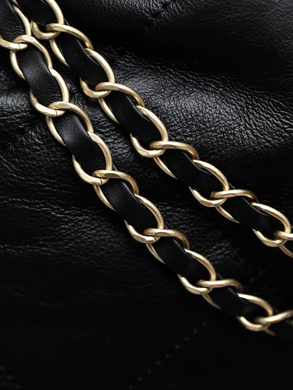 CHANEL 22 SMALL HANDBAG Shiny Aged Lambskin Shearling Black