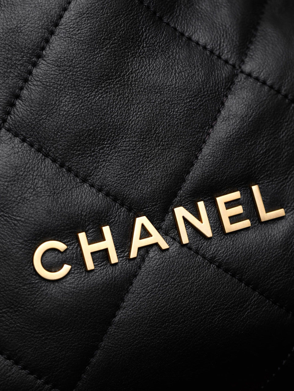 CHANEL 22 SMALL HANDBAG Shiny Aged Lambskin Shearling Black