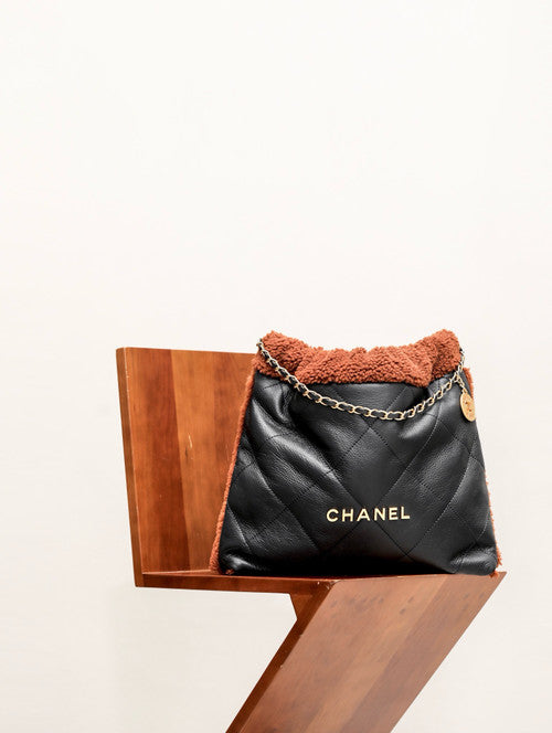 CHANEL 22 SMALL HANDBAG Shiny Aged Lambskin Shearling