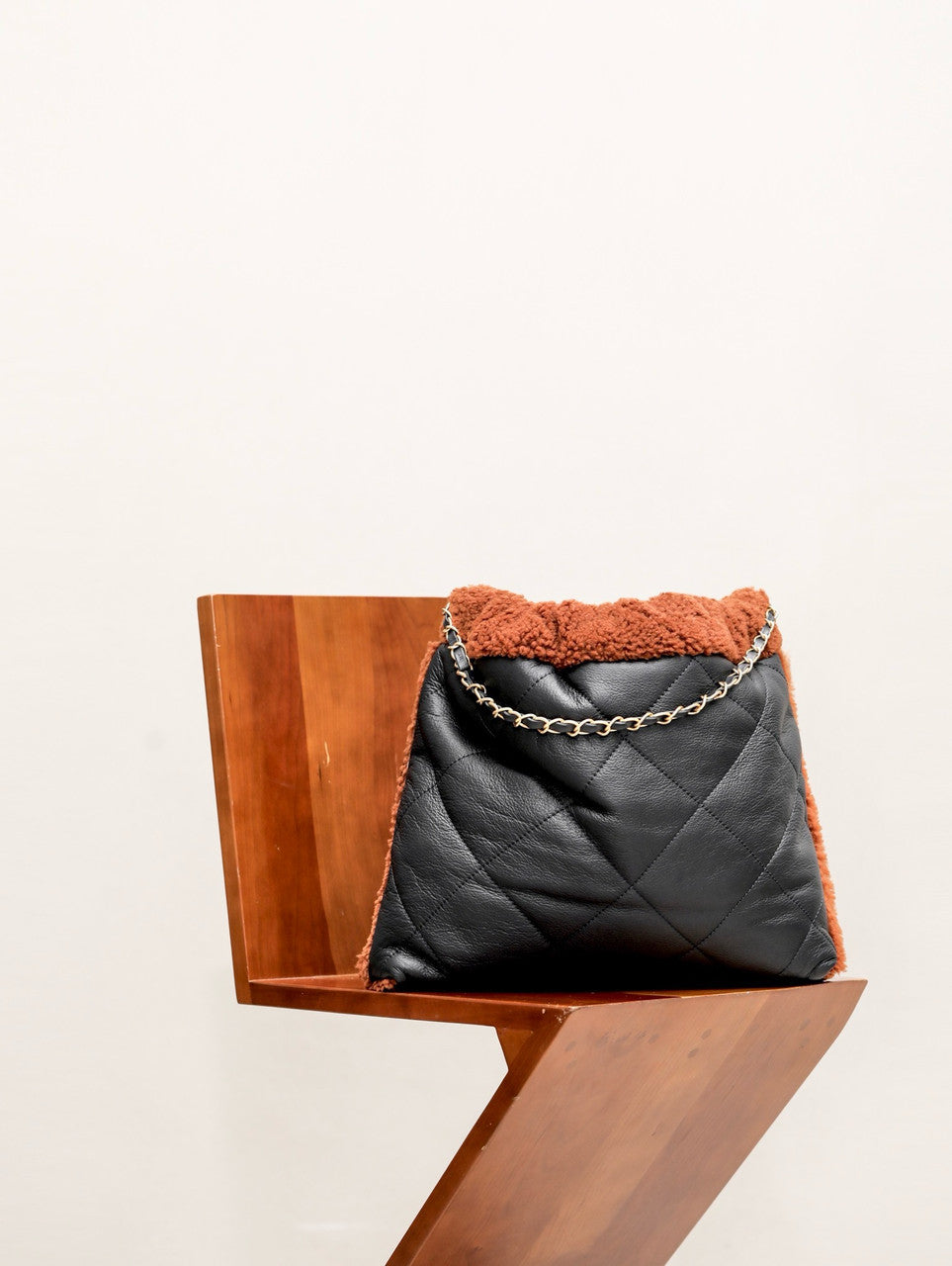 CHANEL 22 SMALL HANDBAG Shiny Aged Lambskin Shearling