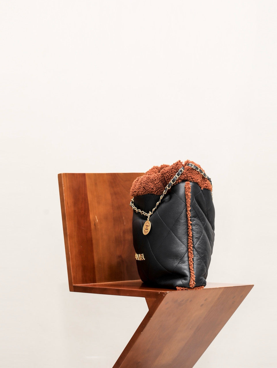 CHANEL 22 SMALL HANDBAG Shiny Aged Lambskin Shearling