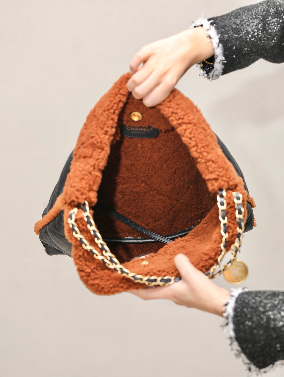 CHANEL 22 SMALL HANDBAG Shiny Aged Lambskin Shearling