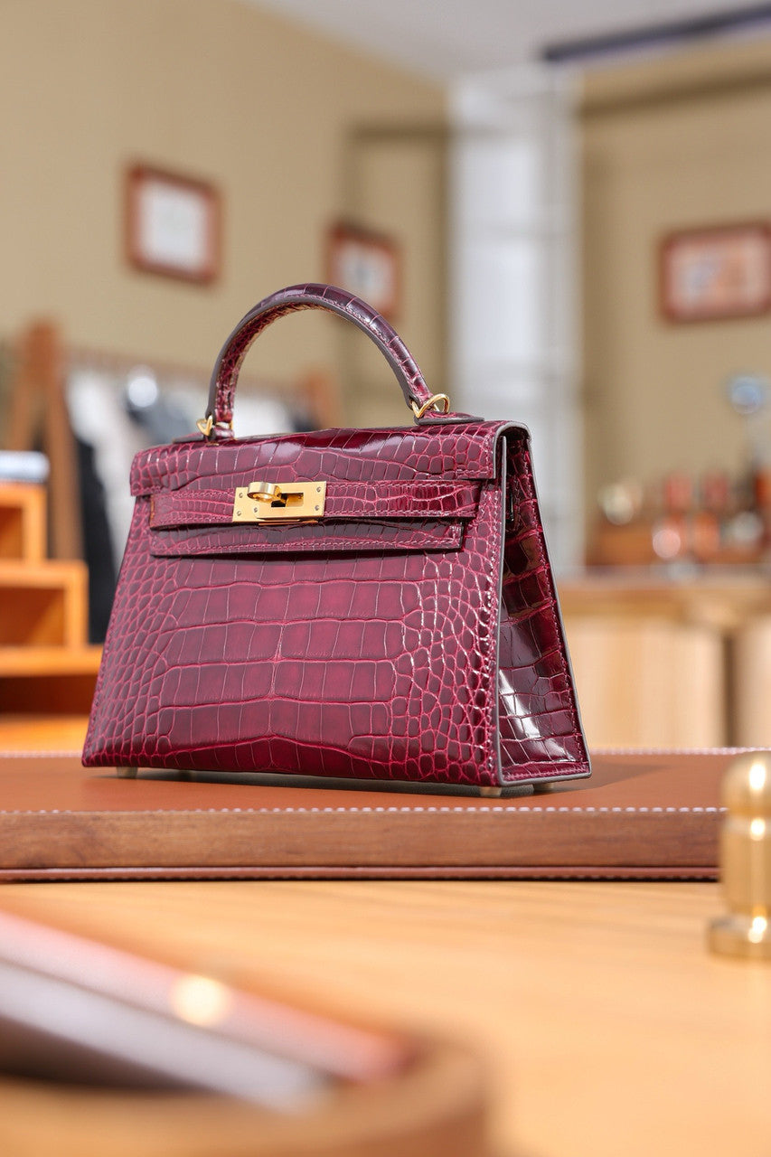 Hermès Kelly 20 Mini II Sellier Cassis Alligator Gold Hardware