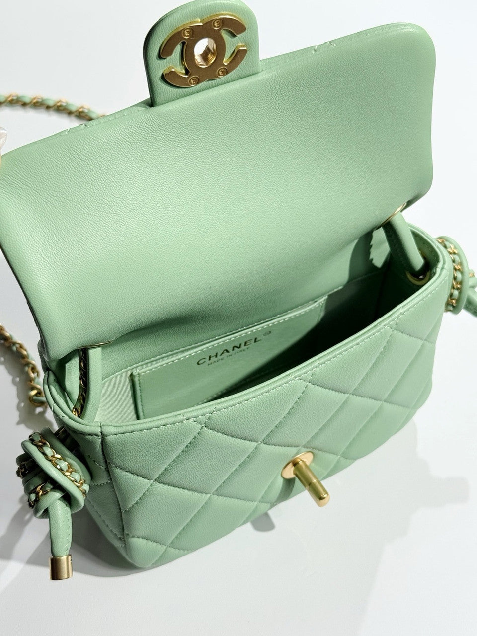 Chanel CRUISE 2024/25 GREEN FLAP BAG WITH TOP HANDLE  Lambskin & Gold Metal Chanel