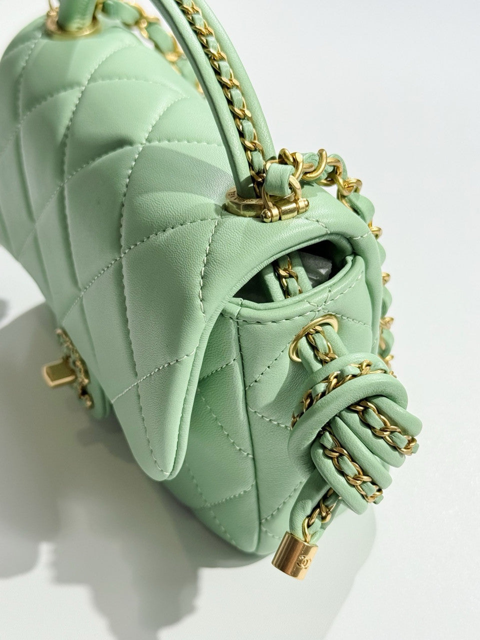 Chanel CRUISE 2024/25 GREEN FLAP BAG WITH TOP HANDLE  Lambskin & Gold Metal Chanel