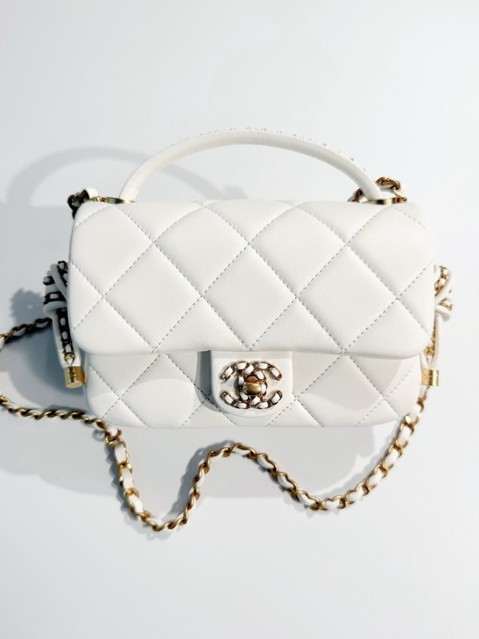 Chanel CRUISE 2024/25 WHITE FLAP BAG WITH TOP HANDLE  Lambskin & Gold Metal Chanel