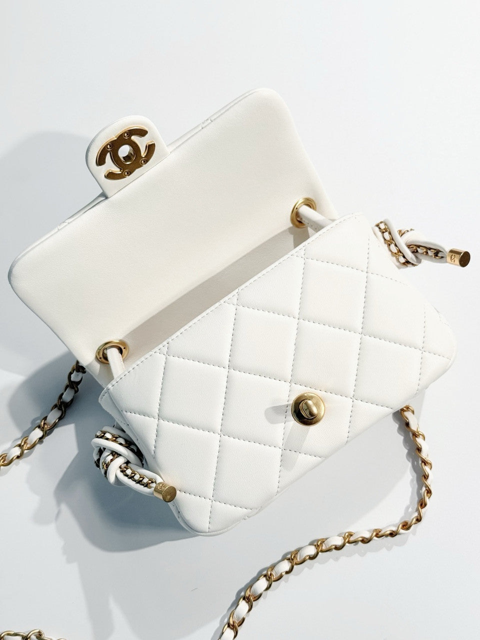 Chanel CRUISE 2024/25 WHITE FLAP BAG WITH TOP HANDLE  Lambskin & Gold Metal Chanel