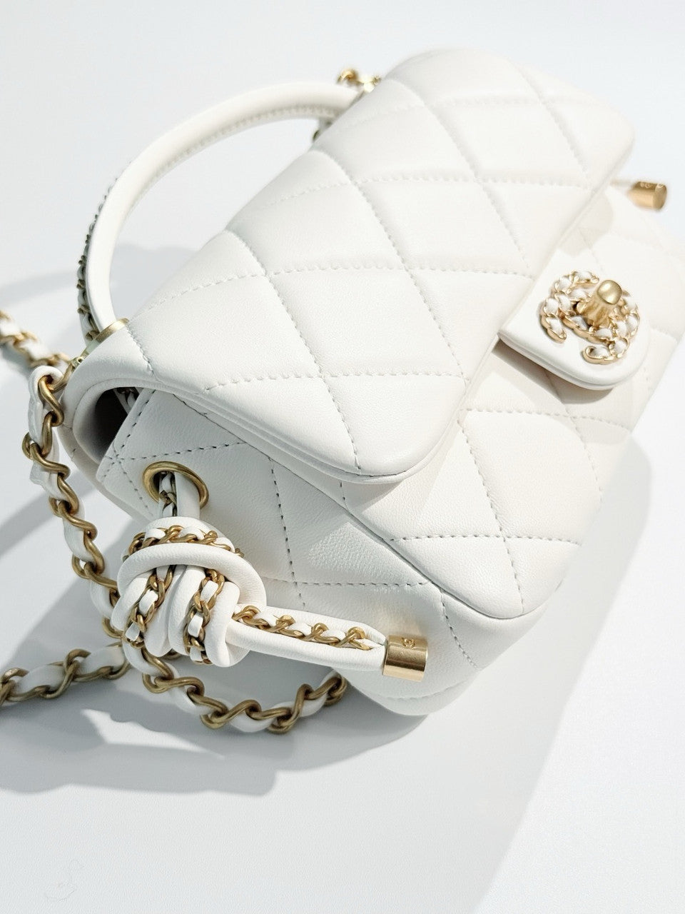 Chanel CRUISE 2024/25 WHITE FLAP BAG WITH TOP HANDLE  Lambskin & Gold Metal Chanel