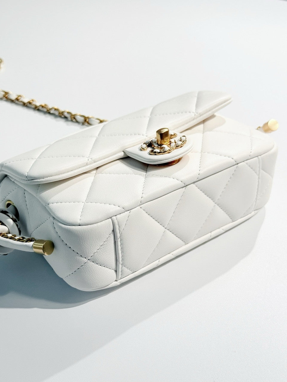 Chanel CRUISE 2024/25 WHITE FLAP BAG WITH TOP HANDLE  Lambskin & Gold Metal Chanel